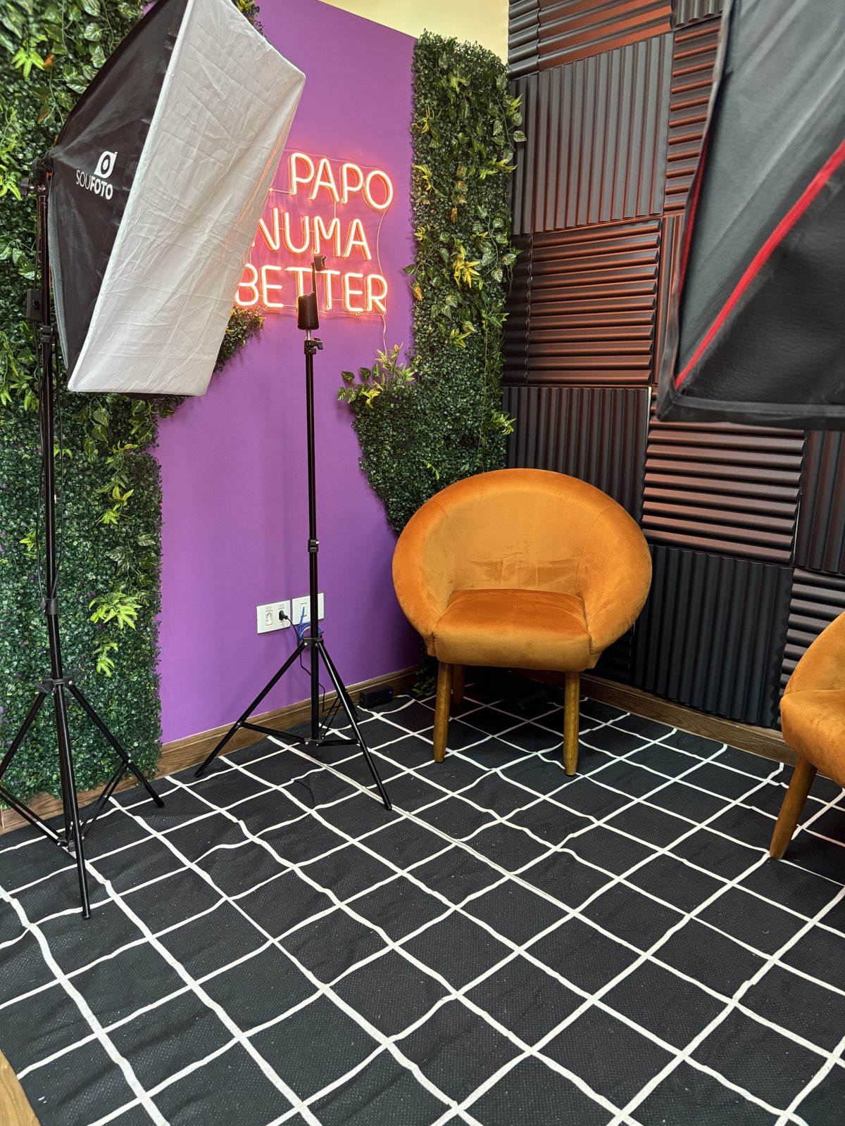 Estúdio Better — espaço de gravação com poltrona e neon